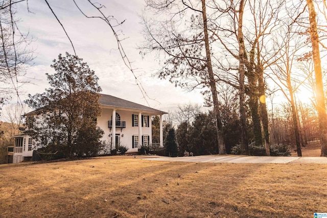 view of front facade featuring a front lawn