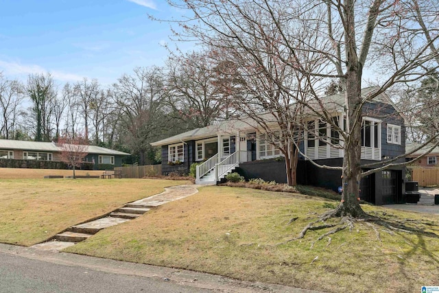 view of front of property featuring a front yard