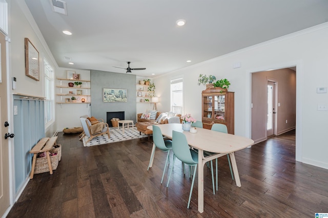 dining area featuring visible vents, dark wood-style floors, recessed lighting, crown molding, and ceiling fan