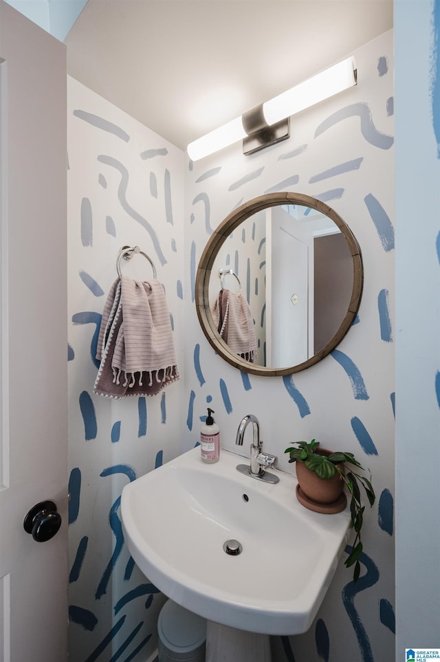 bathroom featuring a sink