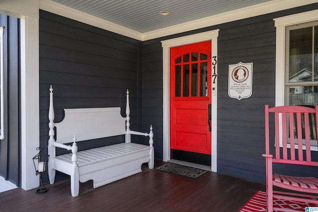 property entrance featuring a porch