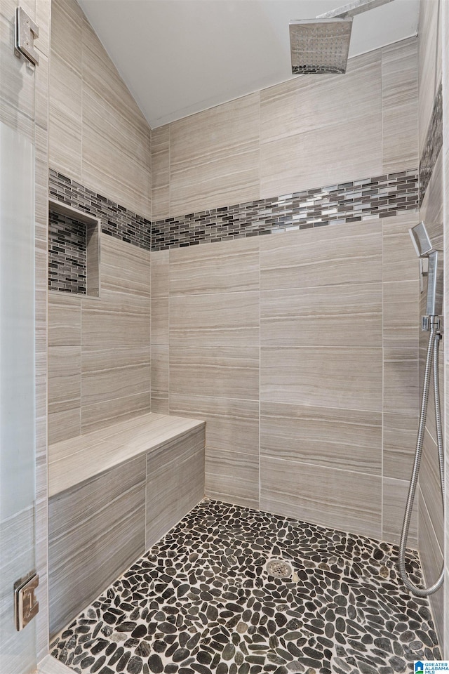 full bath featuring a sauna, tiled shower, and vaulted ceiling