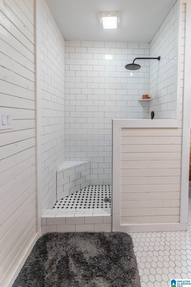 bathroom featuring a tile shower