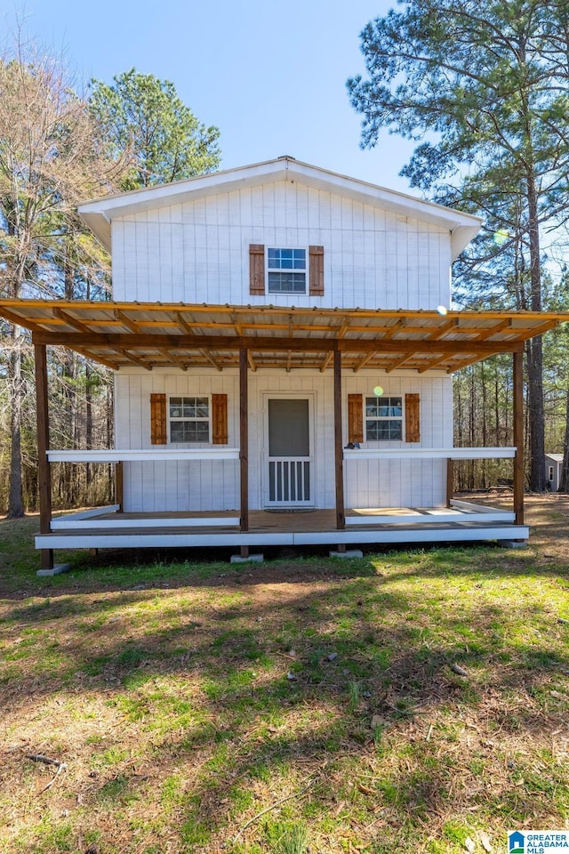 view of front facade featuring a front lawn