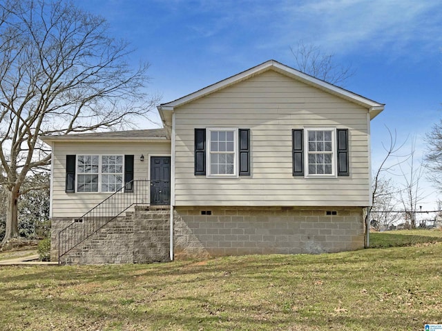 split level home with crawl space and a front lawn