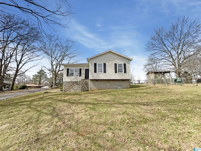 split level home featuring a front lawn, fence, and crawl space