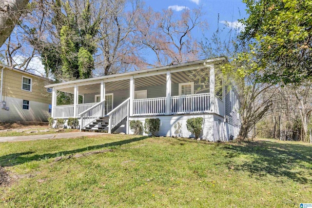 view of front of property featuring a porch and a front lawn