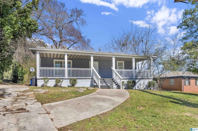 view of front of property featuring a porch and a front lawn