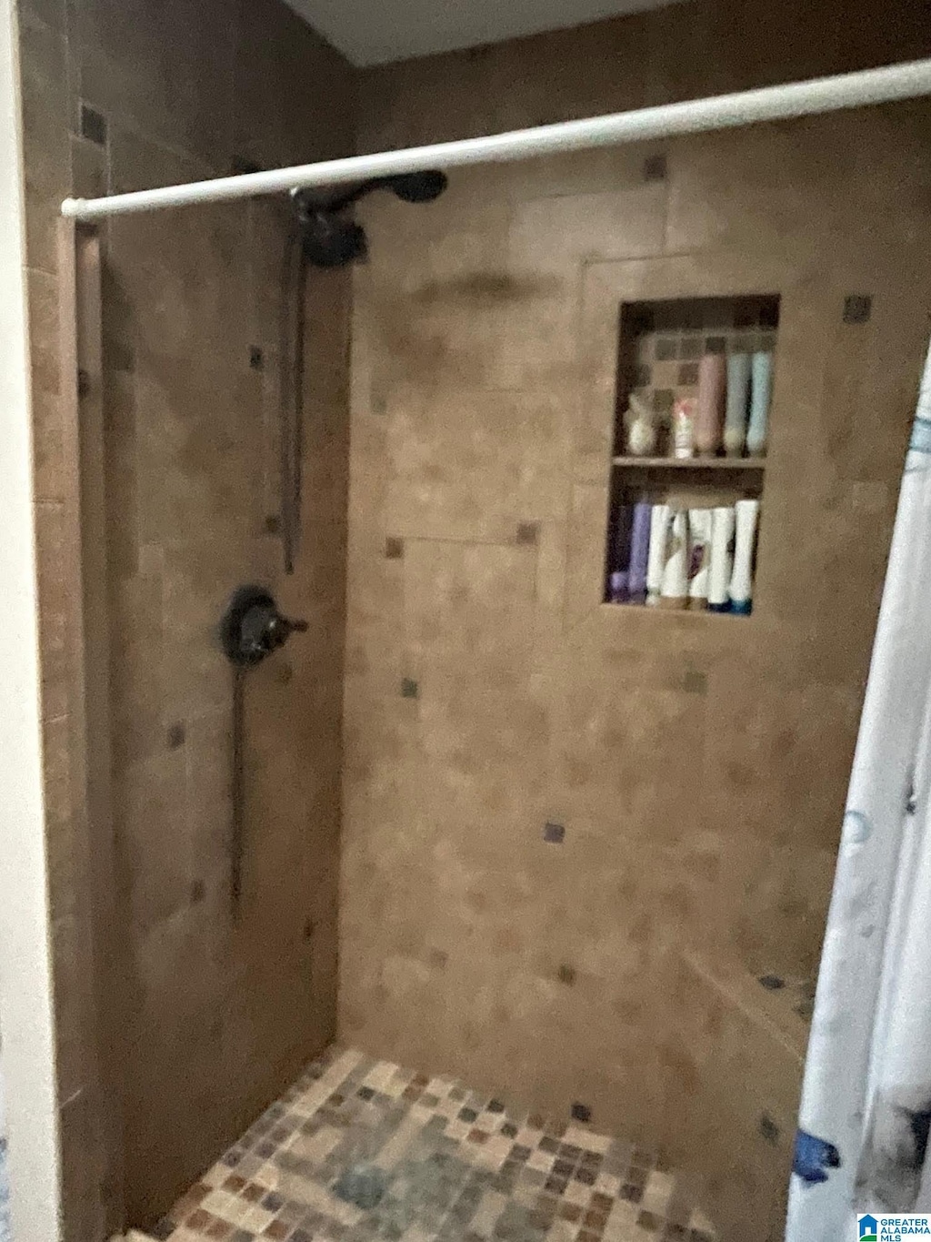 bathroom featuring a tile shower