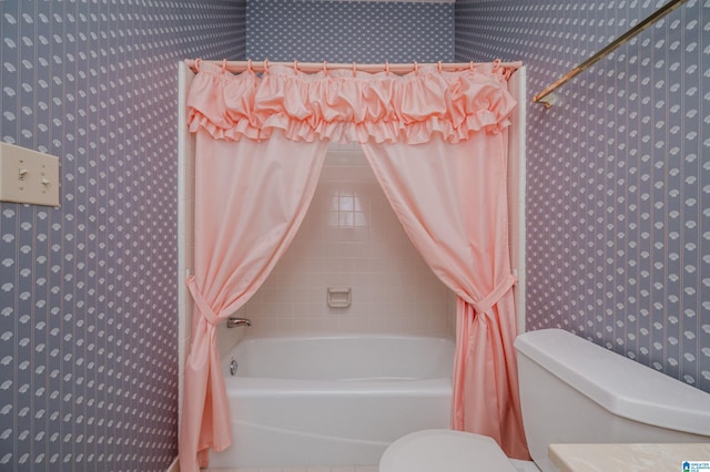 full bath with toilet and shower / bathtub combination with curtain