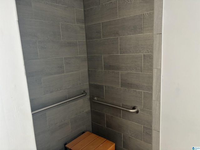 bathroom featuring tiled shower