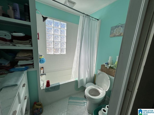 full bathroom featuring visible vents, shower / bath combination with curtain, and toilet