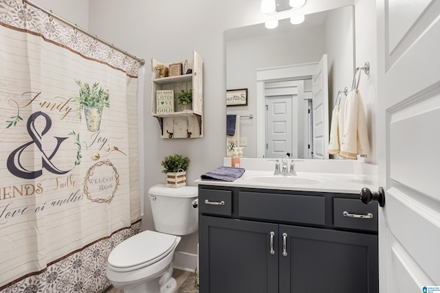 bathroom with vanity, a shower with shower curtain, toilet, and baseboards