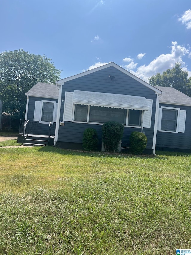 view of front of property featuring a front yard