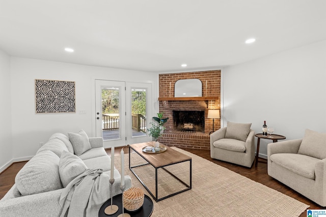 living area featuring recessed lighting, baseboards, dark wood-style floors, and a fireplace