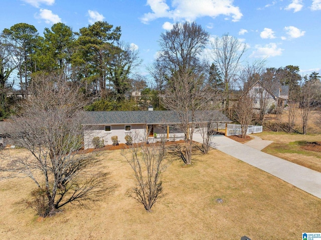 ranch-style home with driveway and a front yard