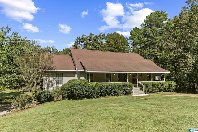 view of front of property featuring a front yard