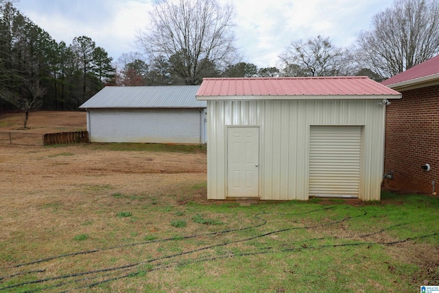 view of outdoor structure featuring an outbuilding