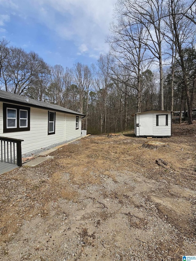 view of yard featuring an outdoor structure