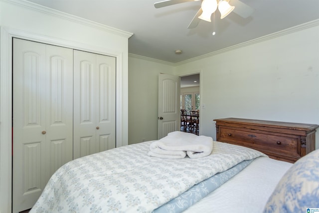 bedroom featuring crown molding, a closet, and ceiling fan