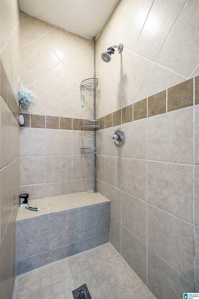 full bathroom featuring a tile shower