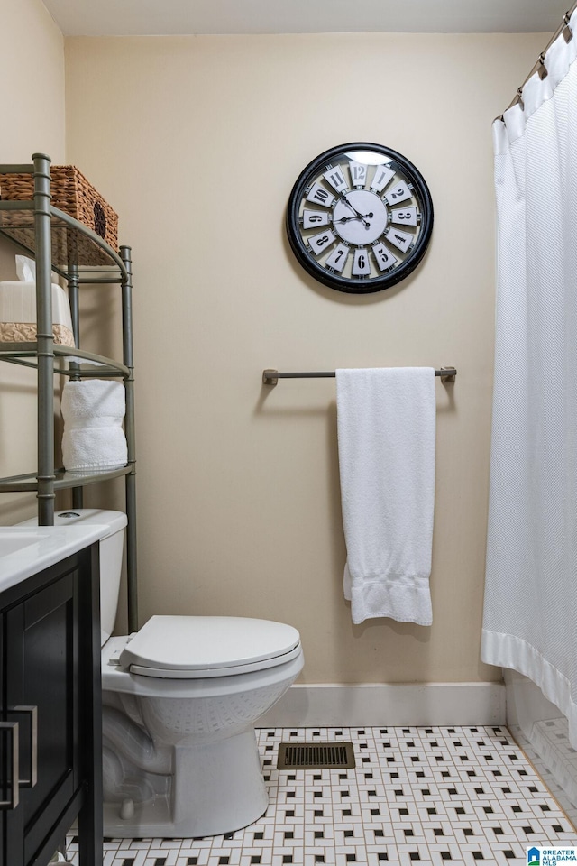 full bathroom with visible vents, toilet, a shower with shower curtain, baseboards, and vanity