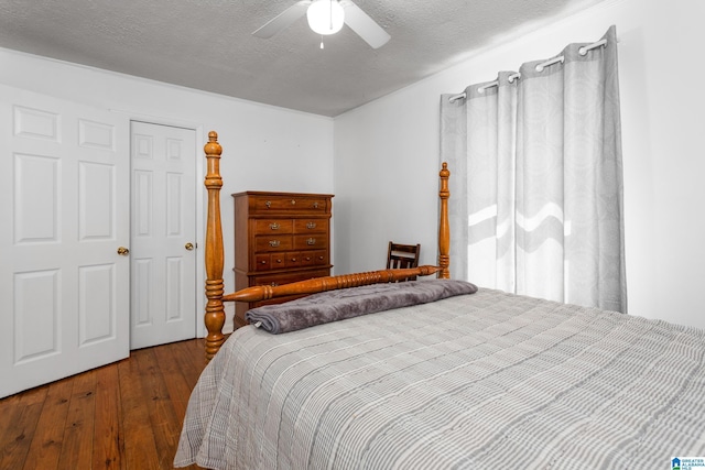 bedroom featuring a textured ceiling, ceiling fan, and hardwood / wood-style flooring