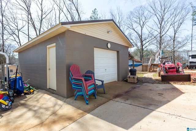 detached garage featuring concrete driveway