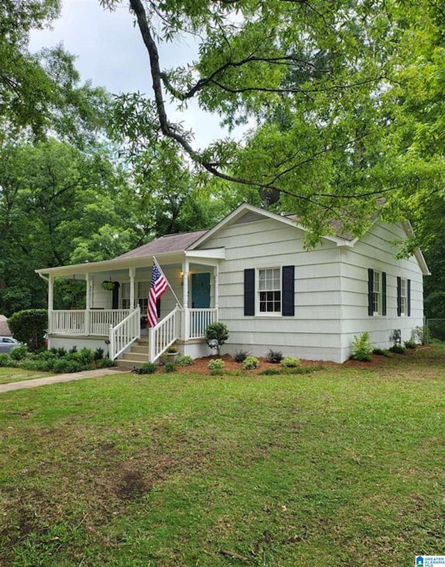 ranch-style house with covered porch and a front yard