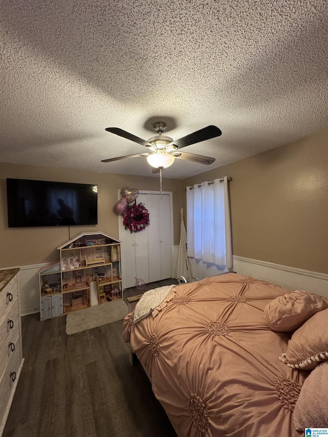 bedroom featuring a textured ceiling, wood finished floors, and a ceiling fan