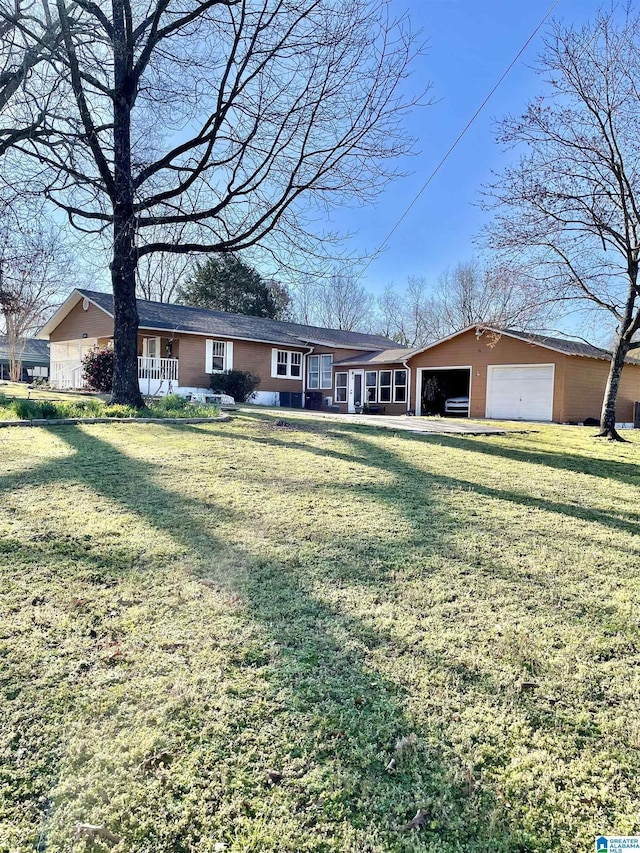 ranch-style home featuring a front lawn