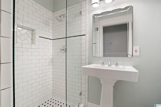 bathroom featuring a tile shower