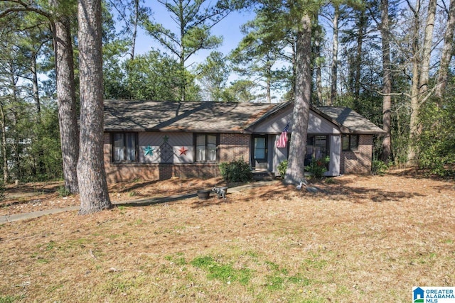 view of front of property featuring a front lawn and brick siding