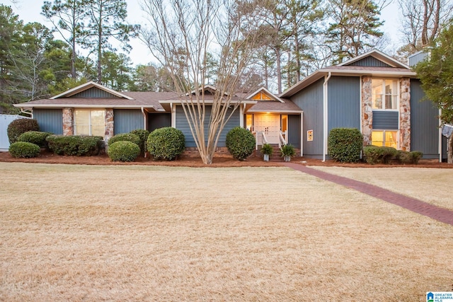 view of front of house with a front lawn