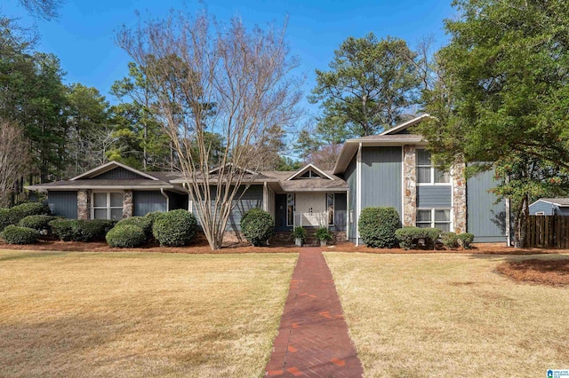 view of front of property featuring a front lawn