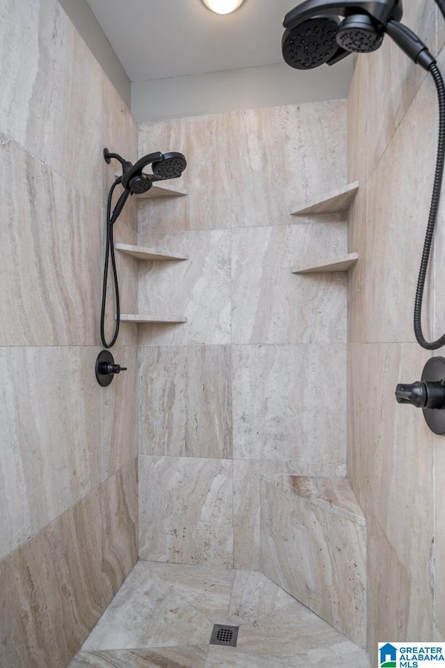 bathroom featuring a tile shower