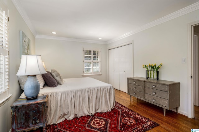 bedroom featuring recessed lighting, a closet, wood finished floors, and crown molding