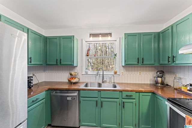 kitchen with a sink, decorative backsplash, and stainless steel appliances