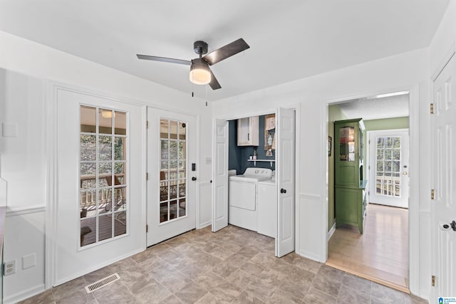 entryway with washing machine and clothes dryer, visible vents, and ceiling fan