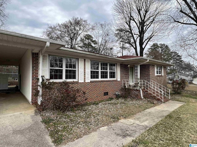 ranch-style home with crawl space and brick siding