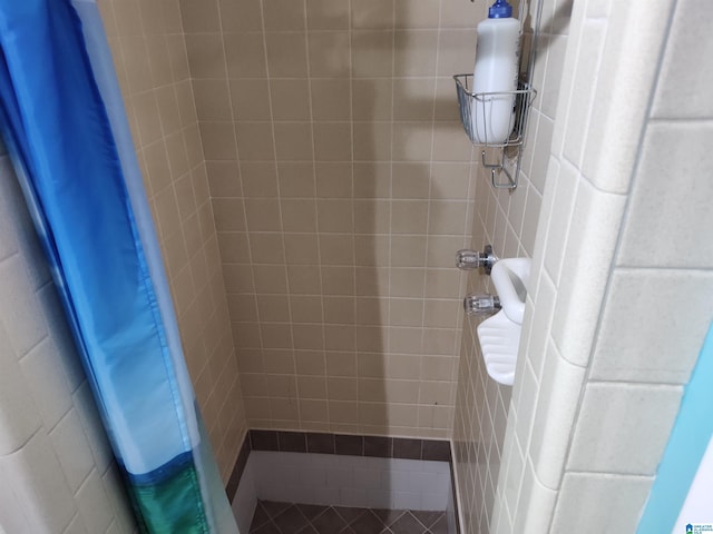 full bathroom featuring a tile shower