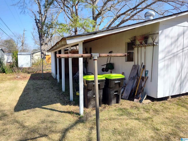 view of outdoor structure with an outdoor structure