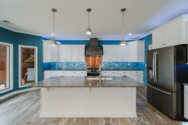 kitchen featuring visible vents, ornamental molding, stainless steel appliances, custom exhaust hood, and white cabinetry