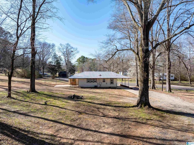 view of front of home with a front lawn and driveway