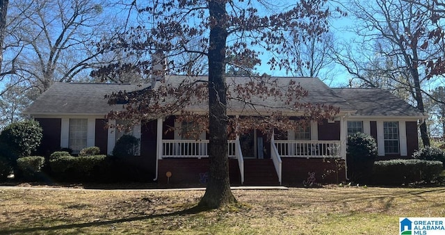 view of front of property featuring a porch and a front lawn