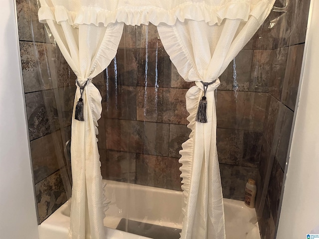 details with shower / bathtub combination with curtain