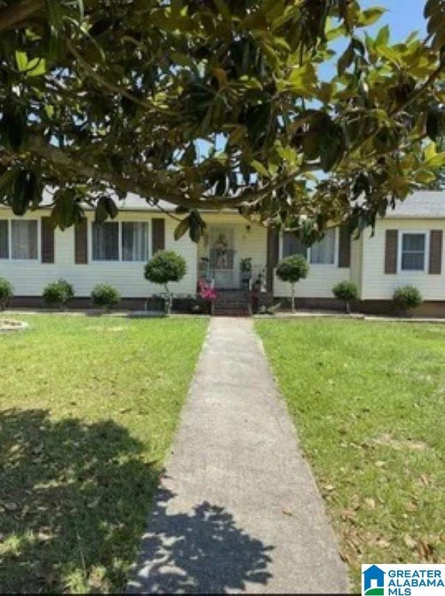 view of front facade featuring a front lawn