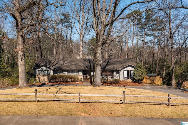 view of front facade featuring a fenced front yard