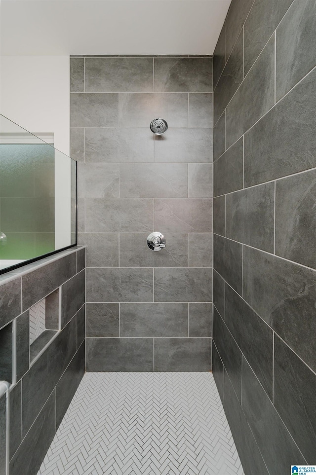 bathroom featuring tiled shower