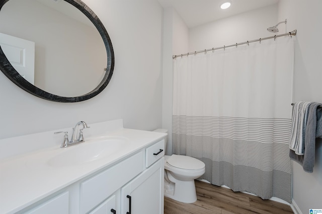 bathroom featuring toilet, a shower with shower curtain, recessed lighting, wood finished floors, and vanity